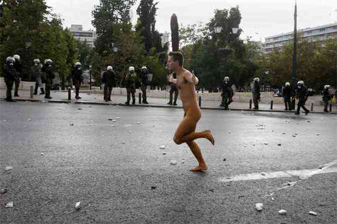 Um dos manifestantes correu nu pela Praa Syntagma, em frente ao Parlamento(foto: REUTERS/John Kolesidis)