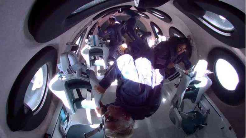 Branson flutua na cabine de seu avio-foguete Unity(foto: VIRGIN GALACTIC)
