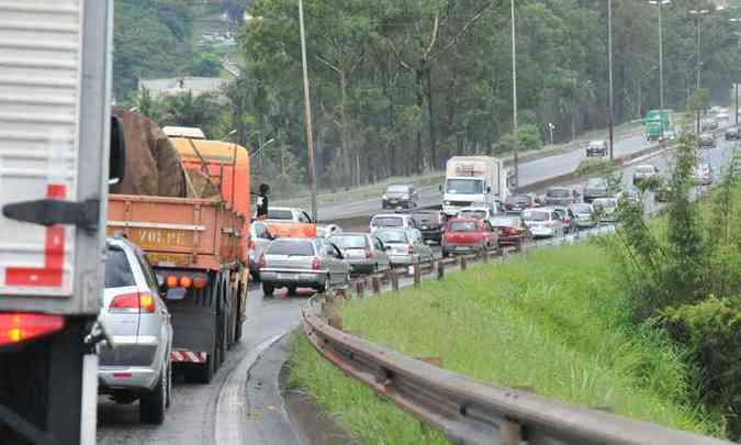 Quebra de caminho de gelo provocou lentido no trnsito da BR-381, na chegada de So Paulo(foto: Marcos Michelin/EM/D. A. Press)