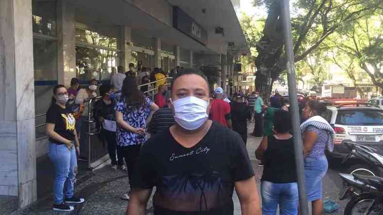 Marcelo Geovane Flix enfrentou fila para receber o auxlio emergencial de R$ 600(foto: Edsio Ferreira/EM/DA PRESS)