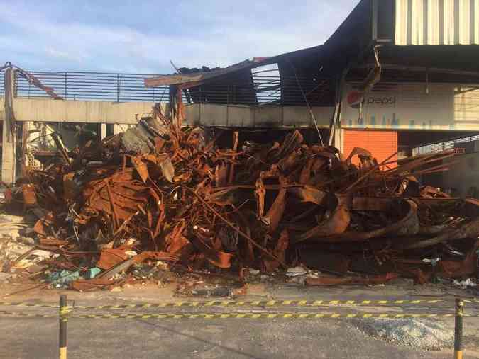 Comerciantes reclama que ainda h restos de entulho e alimentos no pavilho G1 da Ceasa, destrudo por um incndio no dia 7 de setembroDivulgao