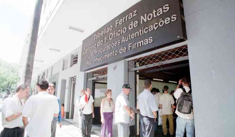 Pessoas fazem fila para serem atendidas no Cartório de Primeiro Oficio de Notas (Tabeliao Ferraz), na rua Goias, em Belo Horizonte