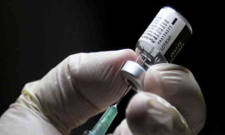 Aps o cadastro, as vacinas sero aplicadas nos trabalhadores de acordo com a disponibilidade das doses(foto: Carlos Osorio/AFP)