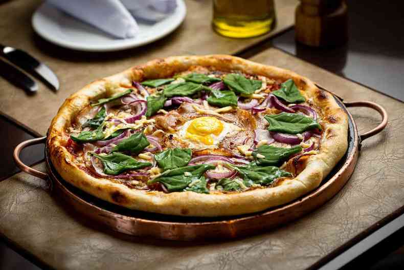pizzas pancetta italiana, espinafre tostado, cebola roxa, pimenta-do-reino e gema de ovo caipira curada dal grano