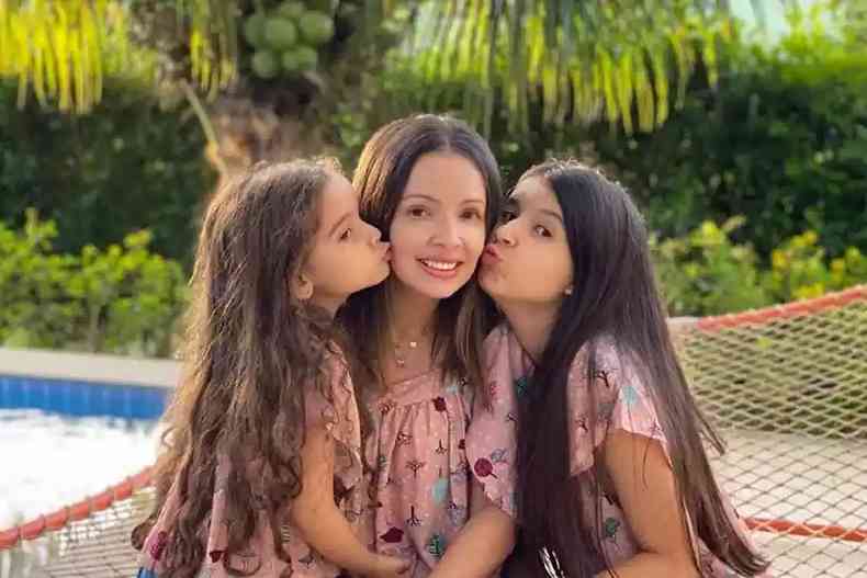 Fran (centro) com as filhas Nina e Bel (dir), em canal oficial que exibe fotos da famlia de youtubers(foto: Reproduo/Instagram)