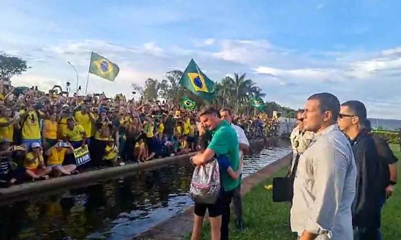 Bolsonaro abranando criana e chorando