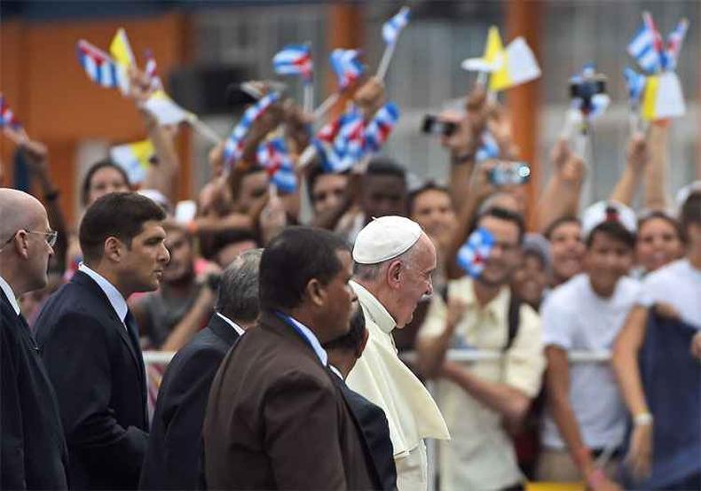 O papa foi saudado como um heri por cubanos que creditam a ele a retomada das relaes diplomticas entre o pas e os Estados Unidos(foto: AFP PHOTO / FILIPPO MONTEFORTE )