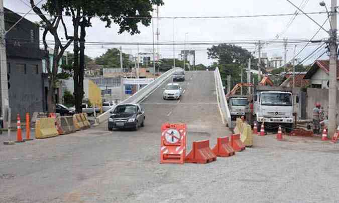 Interditado desde fevereiro devido a deslocamento na estrutura de 27cm, viaduto foi reaberto ontem(foto: Edsio Ferreira/EM/D.A Press)