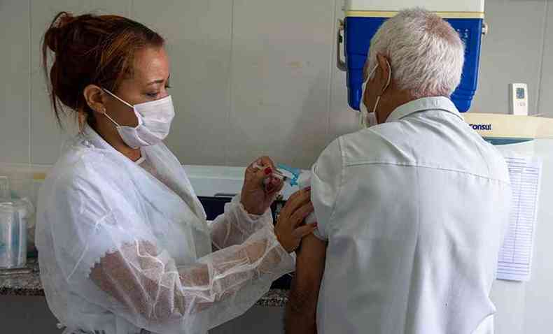 A vacinao dos idosos prossegue em Ipatinga e em Governador Valadares. Este idoso foi imunizado hoje em uma Unidade Bsica de Sade da periferia de Valadares(foto: Leonardo Morais/PMGV)