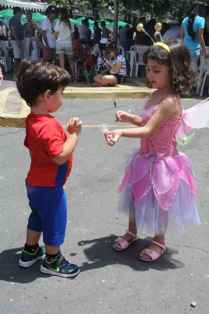 O que ser que esta menina est querendo entregar para menino desconfiado?(foto: Paulo Filgueiras/EM/D.A Press)
