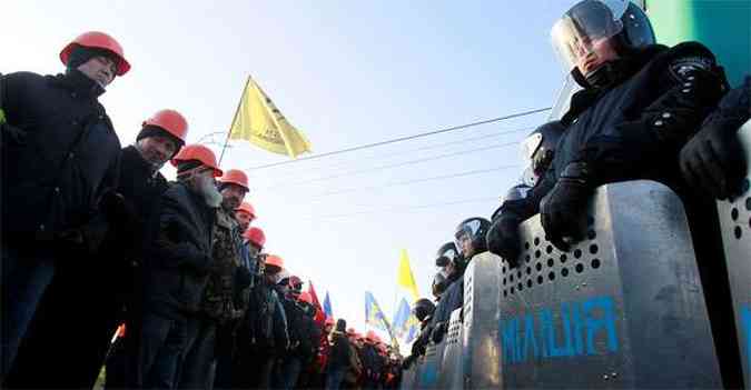 Manifestantes se encontram prximo  residncia do presidente ucraniano Viktor Yanukovich, prximo  capital Kiev(foto: REUTERS/Gleb Garanich)