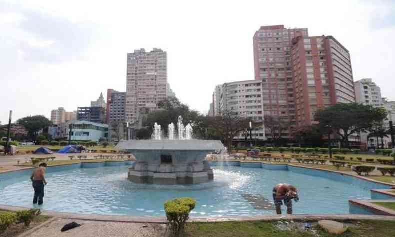 Moradores em situao de rua se refrescam na fonte da Praa Raul Soares, Regio Centro-Sul de BH