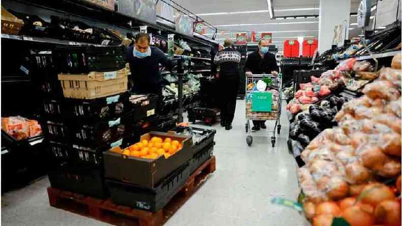 Com novo lockdown no Reino Unidos, lojas pediram que clientes no estoquem alimentos(foto: Getty Images)