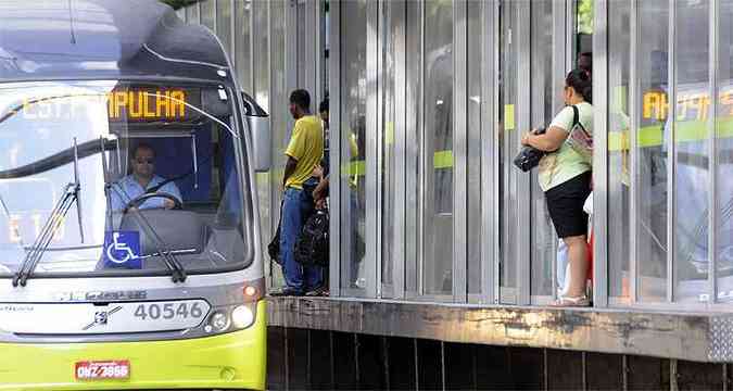 Portas passam a ser aberta via radiofrequncia pelos motoristas dos nibus(foto: Beto Magalhaes/EM/D.A Press)