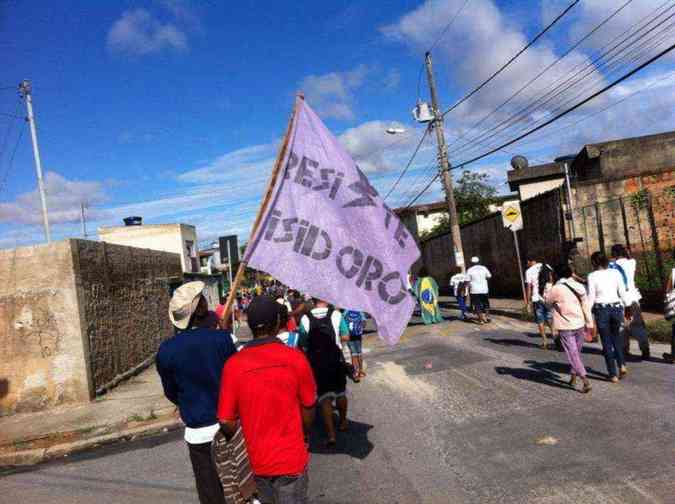 Moradores de 12 ocupaes de BH e da regio metropolitana fizeram uma passeata em direo  Cidade Administrativa na manh desta tera-feira. Ele exigem que no haja nenhuma operao forada de reintegrao de posse das ocupaes urbanas e acampamentos sem terra em todo o estado at o dia 31 de dezembroBrigadas Populares/Divulgao