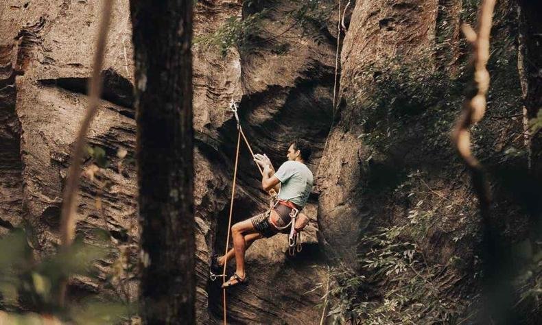 Imagem de um homem escalando na Serra do Cip�, em Minas Gerais