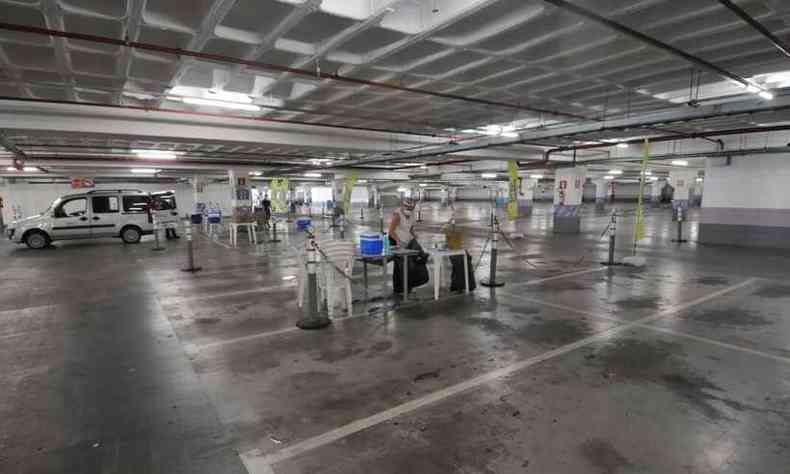 Drive-thru de vacinao no Boulevard Shopping ficou vazio  tarde(foto: Gladyston Rodrigues/EM/D.A Press)