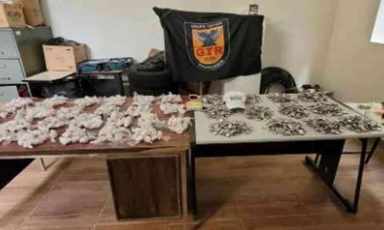 Pedras de crack, haxixe e drogas sintticas apreendidas pela Polcia Militar Rodoviria
