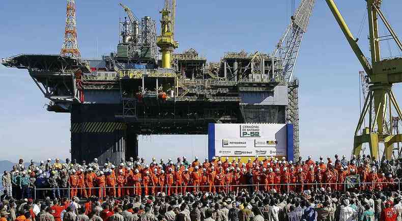 funcionrios reunidos em plataforma da Petrobras