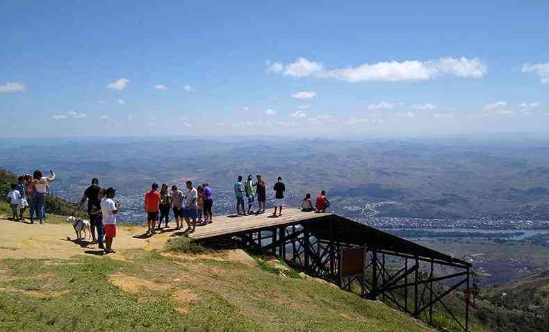 Durante os campeonatos de voo livre, turistas visitam o Pico da Ibituruna para ver as decolagens dos parapentes e fazer uma selfie nas alturas(foto: Tim Filho/Especial para o EM)