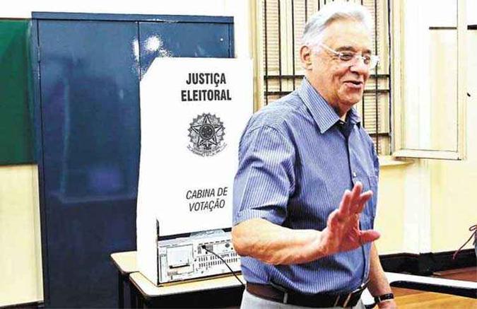 FHC logo após votar no primeiro turno, no dia 2: sua intermediação no partido é considerada essencial para as próximas eleições (foto: Ernesto Rodrigues/Estadão Conteúdo) FHC logo após votar no primeiro turno, no dia 2: sua intermediação no partido é considerada essencial para as próximas eleições (foto: Ernesto Rodrigues/Estadão Conteúdo)