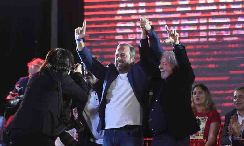 Alexandre Silveira e Lula erguem as mos juntos em Uberlndia e fazem o 'L'