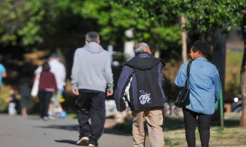 pessoas agasalhadas em BH