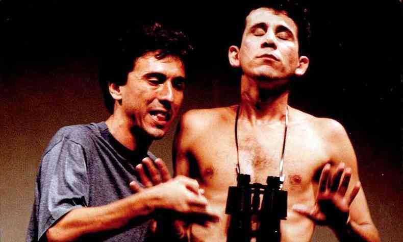 Os atores Fernando Gomes e Paulo Rezende em cena da pea Eu te amo, ditadura