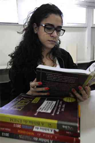 Concentrada, Laurem Natary estuda bastante para conseguir uma vaga em medicina(foto: Jair Amaral/EM/D.A Press)