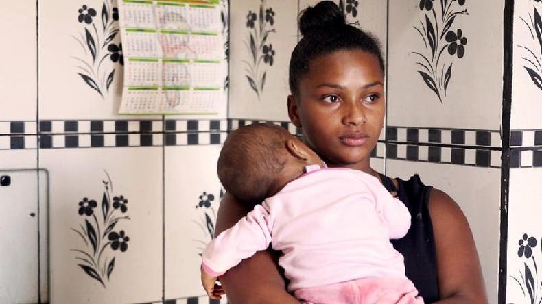 Vitria Raquel Peanha Guimares Abreu com a filha no colo