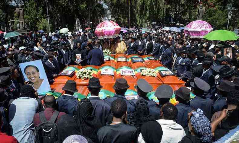 Funeral simblico para as vtimas da queda do avio foi realizada na igreja Saint Trinity, na capital da Etipia(foto: SAMUEL HABTAB / AFP )