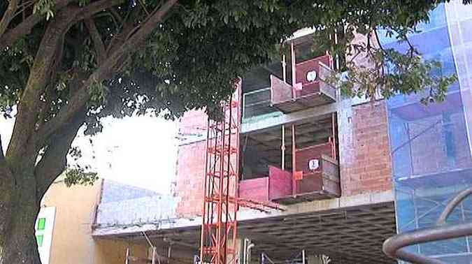 No terreno so realizadas obras para a construo de um prdio comercial de 12 andares(foto: TV Alterosa/Reproduo)