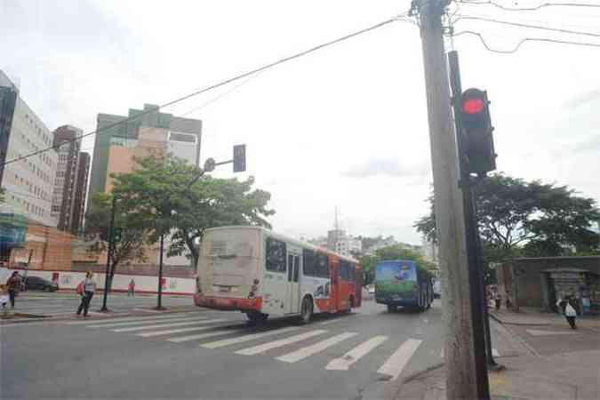 Avano de sinalnibus passa por semforo vermelho na Avenida Amazonas, no Bairro Santo Agostinho: instalao de mais radares  uma das explicaes para aumento das multas a coletivos nos ltimos dois anos em Belo Horizonte (foto: (Leandro Couri/EM/D.A Press))