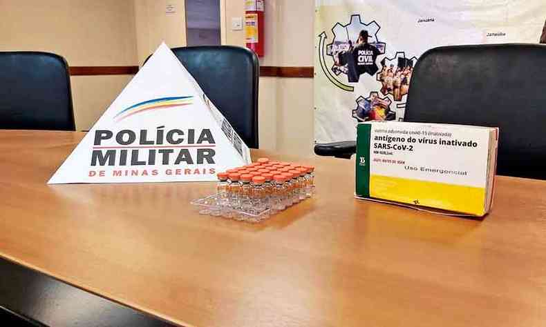 Doses furtadas foram descartadas em um lote vago e, fora da geladeira, tiveram a eficcia comprometida (foto: Polcia Militar/Divulgao)