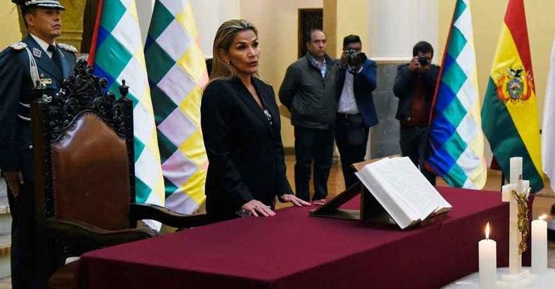 Em entrevista coletiva ontem, Jeanine ��ez disse que a busca agora � pela transpar�ncia e pela independ�ncia dos poderes(foto: AIZAR RALDES/AFP)