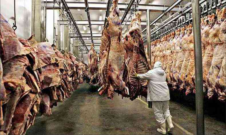 Frigorfico nacional se torna o segundo maior processador de carne bovina do mundo(foto: Paulo Whitaker/AFP 7/10/11)