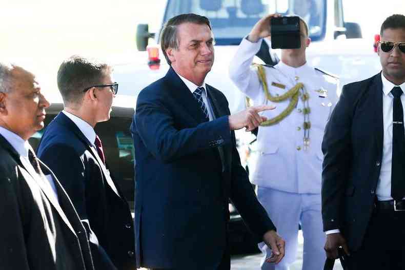 O presidente Jair Bolsonaro cumprimentou turistas, nesta quarta-feira, e conversou com a imprensa ao sair do Palcio da Alvorada (foto: Antonio Cruz/ Agncia Brasil)