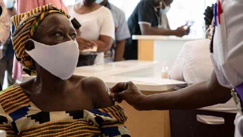 Mulher sendo vacinada em Gana, pas que j utilizou 100% das doses de vacina recebidas do Covax