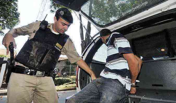 Um dos suspeitos presos pela Polcia Militar que fez um cerco na regio(foto: Maria Tereza Correia/EM/D.A.Press)