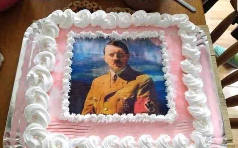 Bolo de aniversrio com foto de Adolf Hitler
