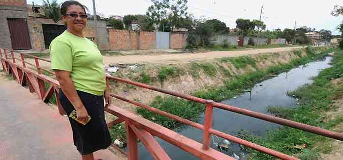 Sem a conteno da represa Vrzea das Flores, Maria Aparecida teme que crrego transborde(foto: Beto Novaes/EM/D.A Press)