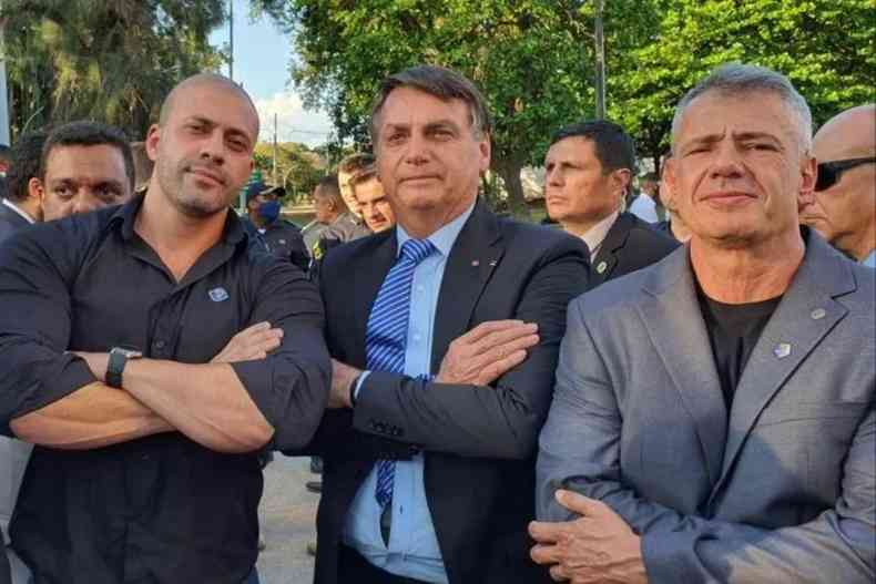 Daniel Silveira e Bolsonaro, ambos posam para a foto de braos cruzados