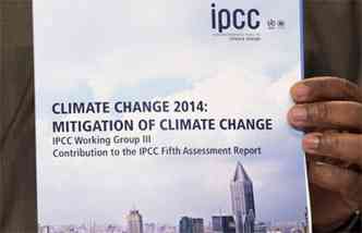 Cpia do documento da ONU sobre mudana climtica(foto: AFP PHOTO / JOHN MACDOUGALL )