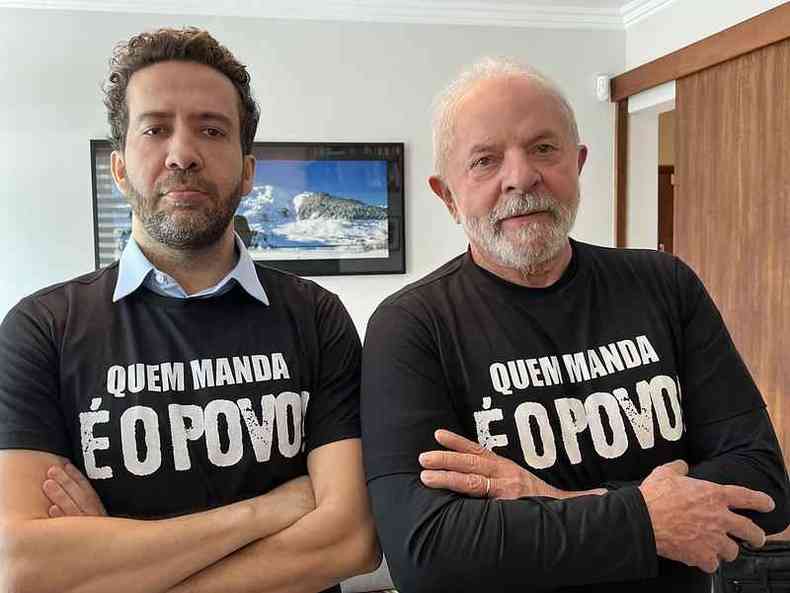 Janones e Lula usam blusa 'quem manda  o povo'