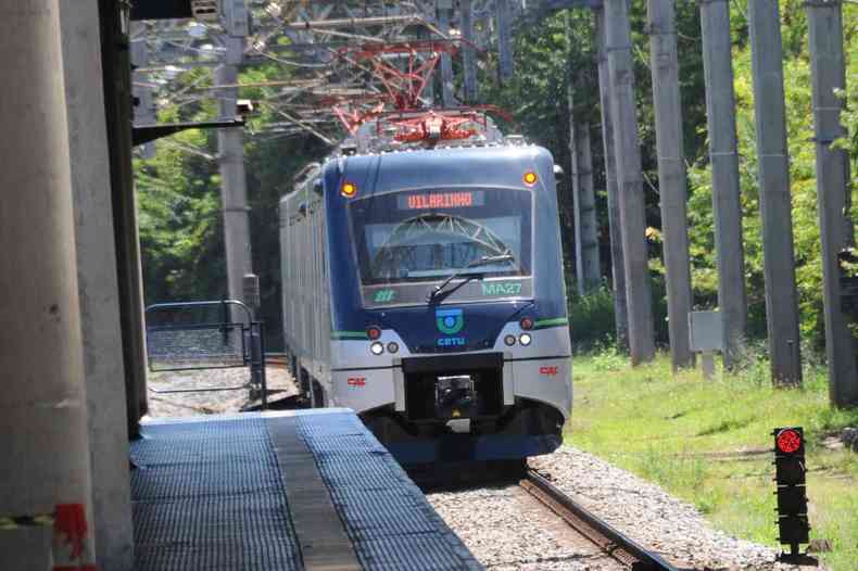 Trem do metr chegando em estao