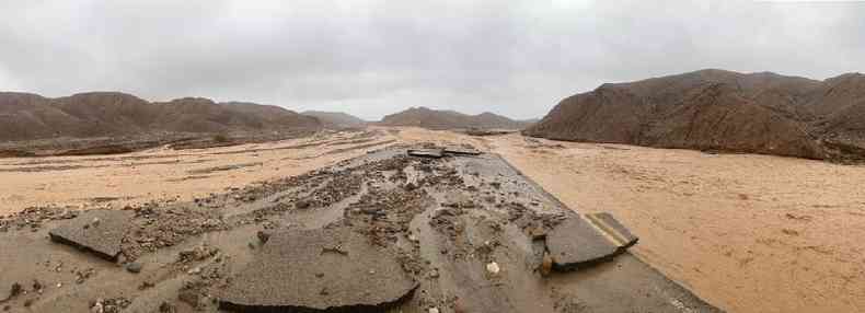 estrada destruda no Vale da Morte