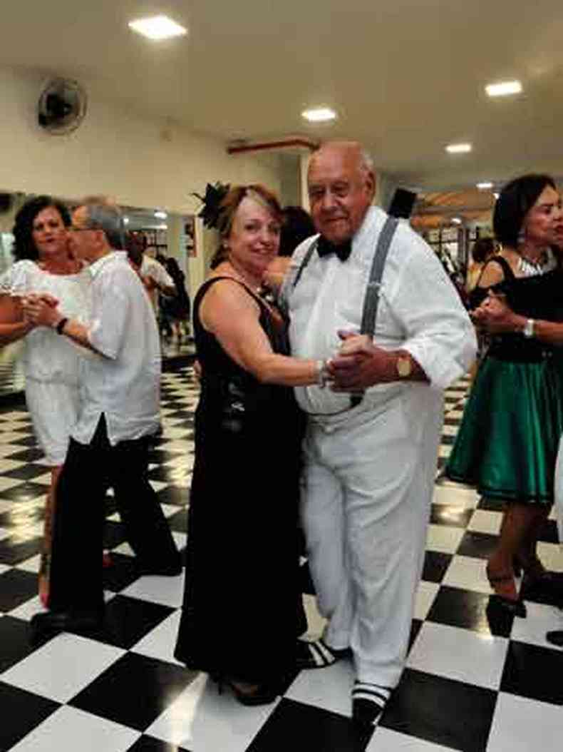 Entre danas e pisadas no p, os aposentados Vera Lcia, de 66 anos, e Leonel Gonzaga, de 87, se apaixonaram e no se desgrudaram mais(foto: Gladyston Rodrigues/EM/D.A Press)