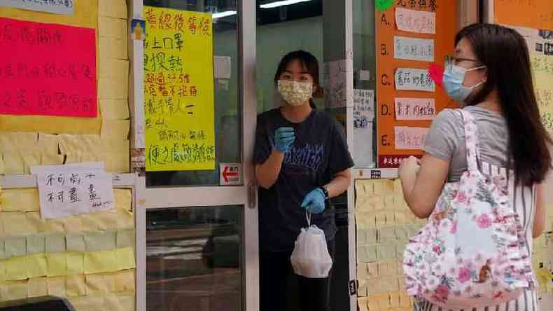 O governo de Hong Kong agora proibiu reunies de mais de duas pessoas e suspendeu todos os servios de refeies