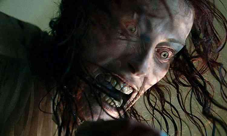 Atriz Alyssa Sutherland com olhos esbugalhados e aparncia demonaca no filme A morte do demnio