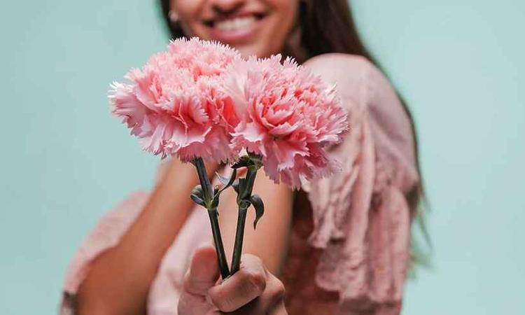 Uma mulher dando flores